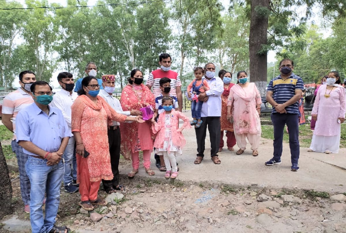 Coronavirus patients treated, leaving four-year-old daughter with grandmother, welcomed with flower rain