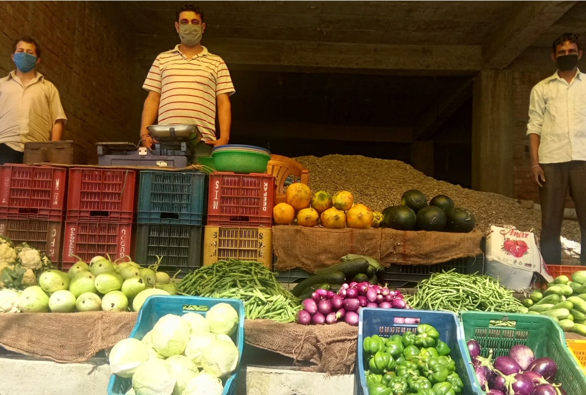 hotel and resturant owners and employees selling vegetables in joginder mandi himachal pradesh