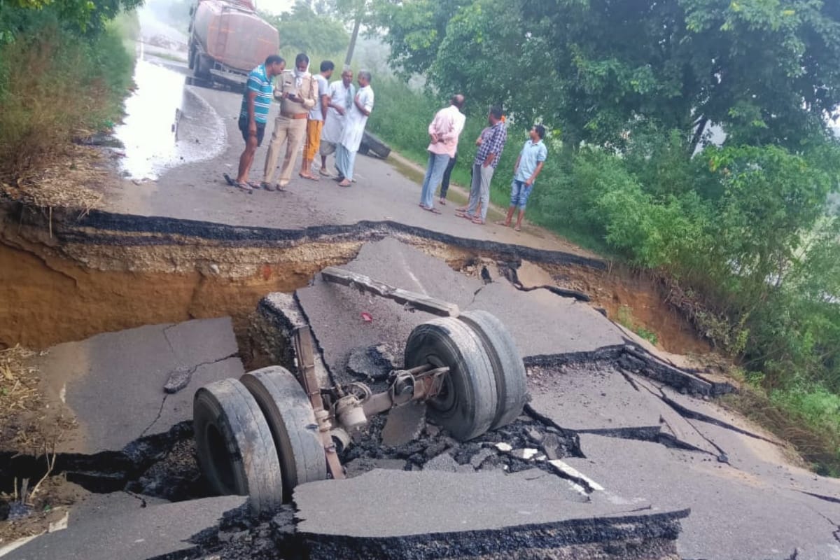 Road split into two pieces in Deoband, chemical tanker steeped, contact broken in many villages of UP Uttarakhand
