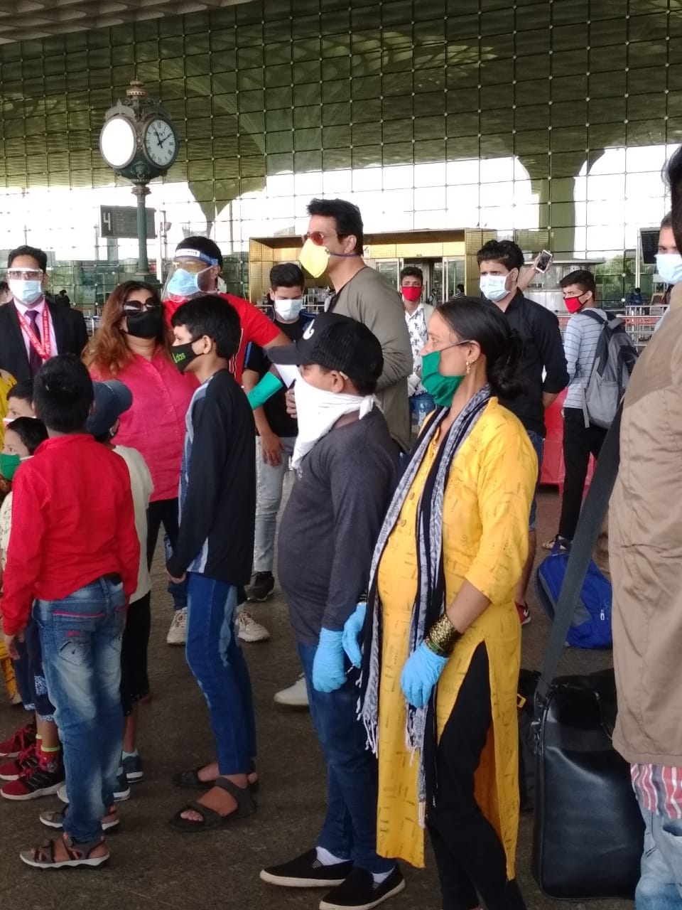 Sonu Sood airlift uttarakhand migrant in dehradun