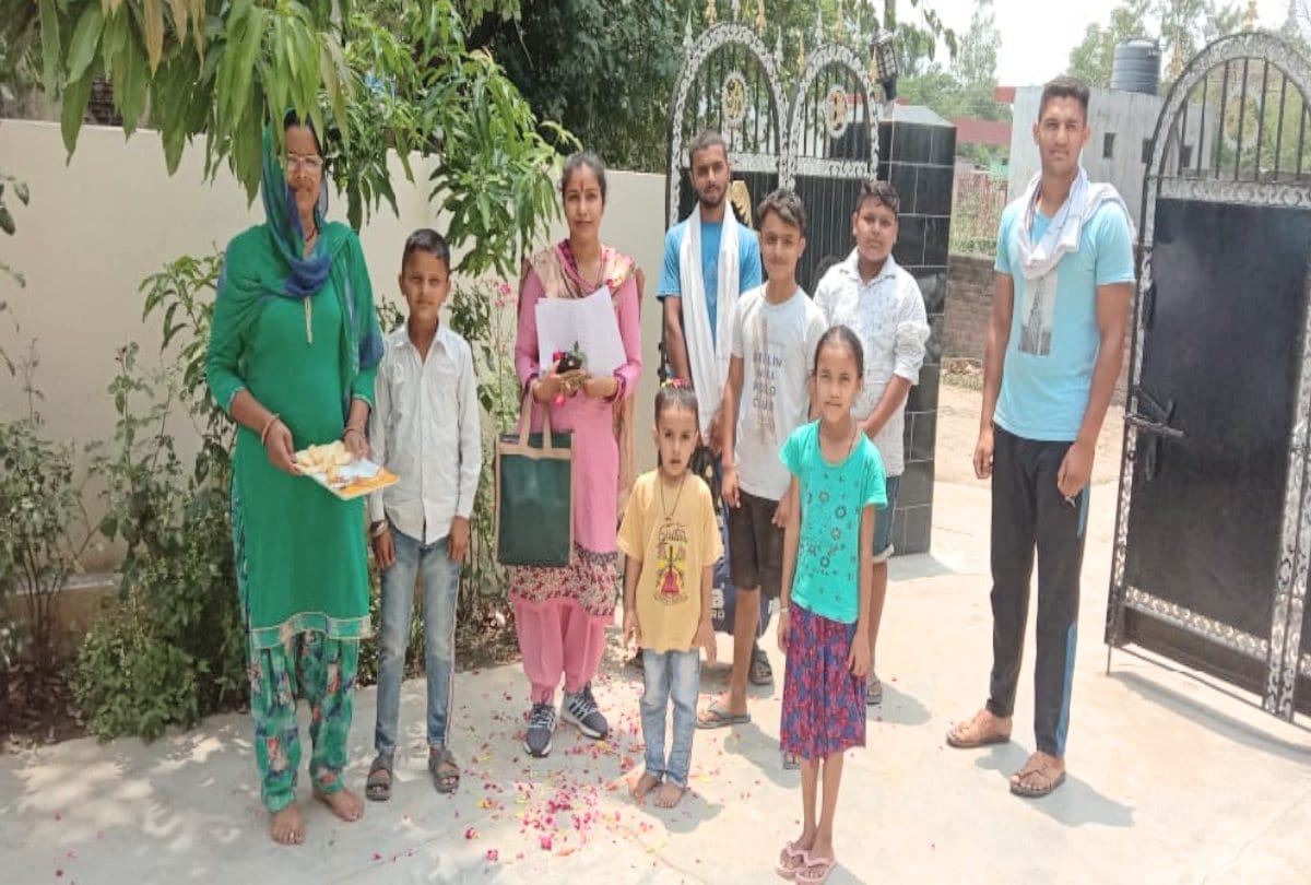 Coronavirus Warrior Staff Nurse Madhubala rains flowers on reaching home