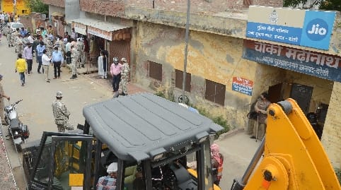 The occupants clashed with the Municipal Corporation team to take possession of the house in Marinath