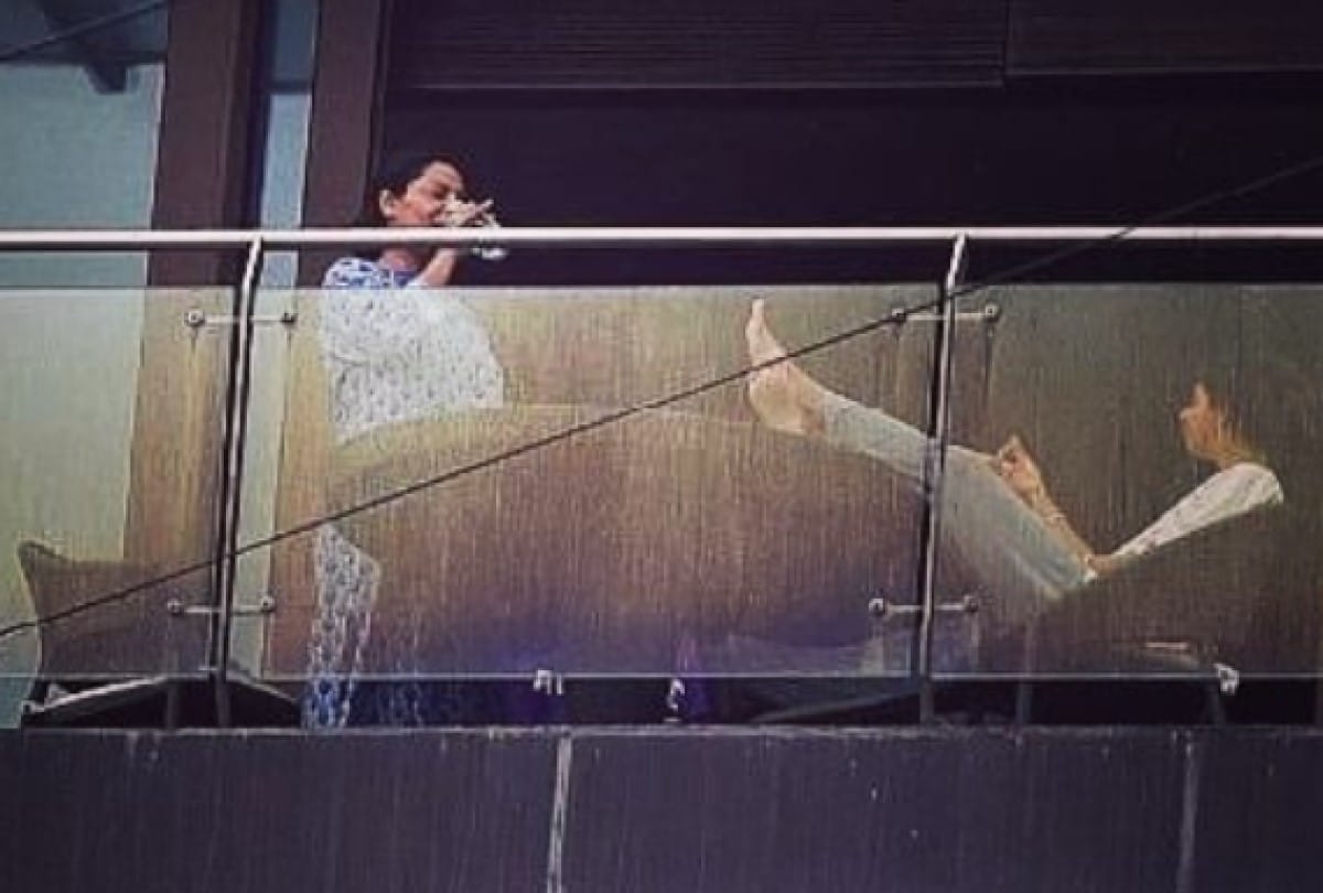 suhana khan with mother gauri khan on mannat balcony photos goes viral