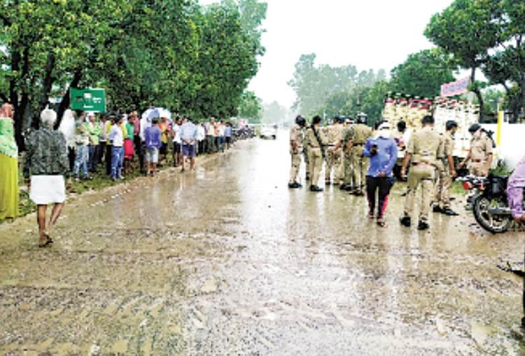 mother and daughter died and three injured in an accident in kakori