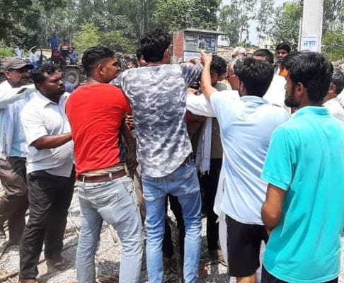 Mad rush on cane weight center, scramble for farmers