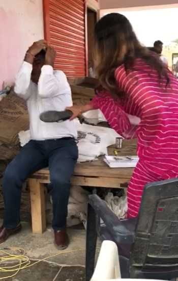 BJP leader Sonali beat market committee secretary with sandals in presence of police