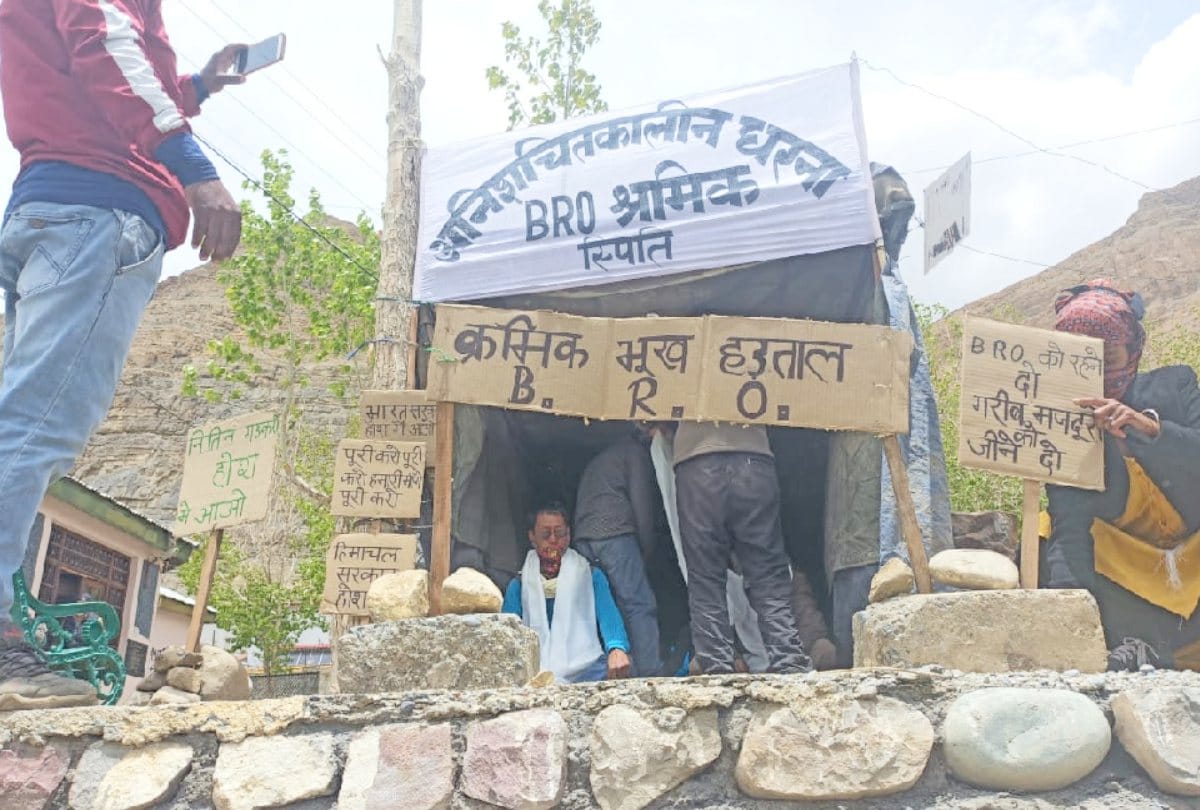 Lahaul: workers sitting on indefinite hunger strike, slogans against the government