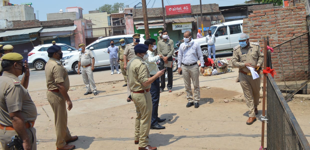 Hathras: DM and SP inspect hotspot area