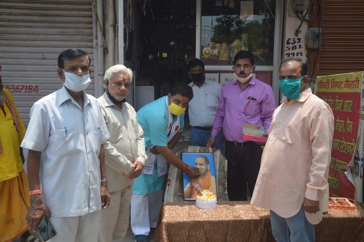 Hathras: BJP's enthusiasts celebrated CM's birthday