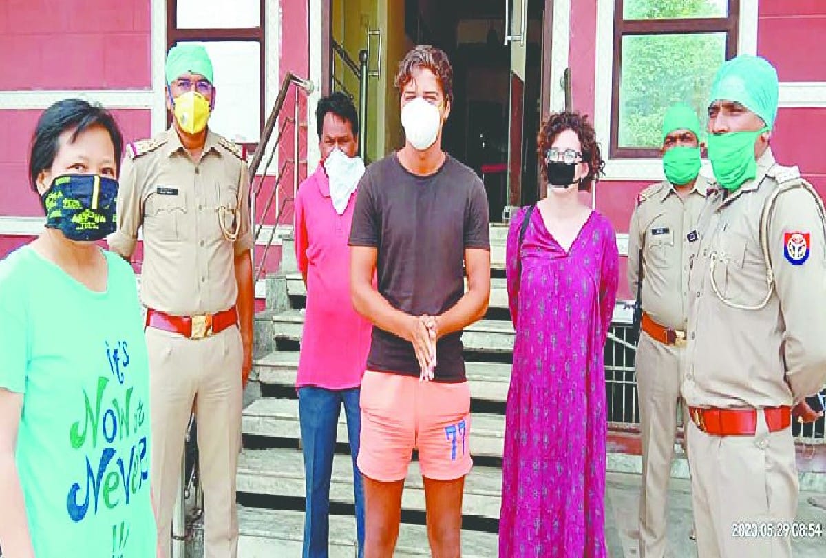 Agra police takes care of foreign tourists in coronavirus lockdown