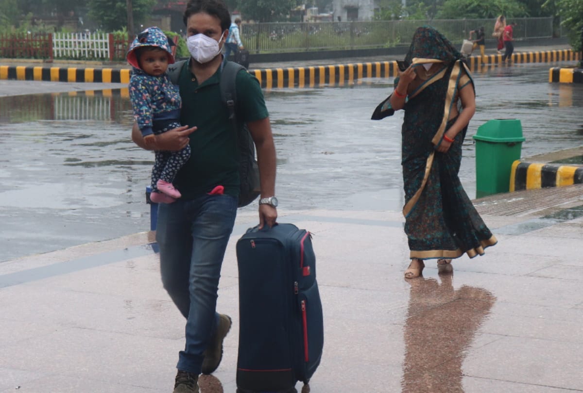 Avadh Express departed from Gorakhpur railway station with two thousand passengers