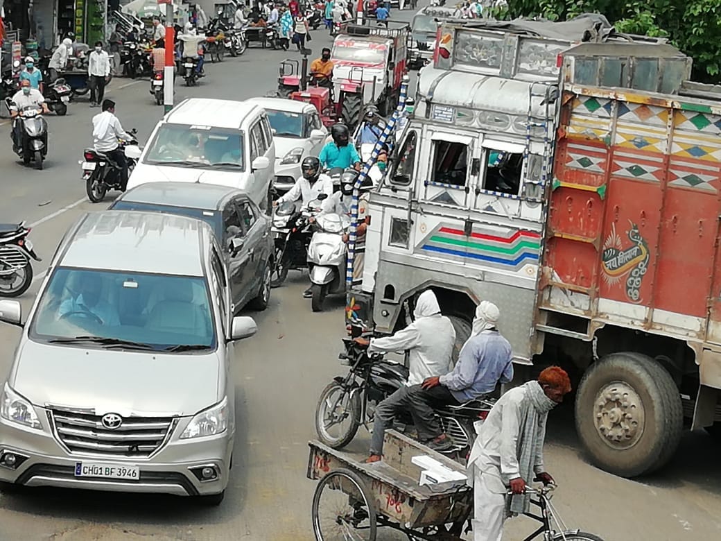 Truck entry even in no entry, so it seems jammed in the city