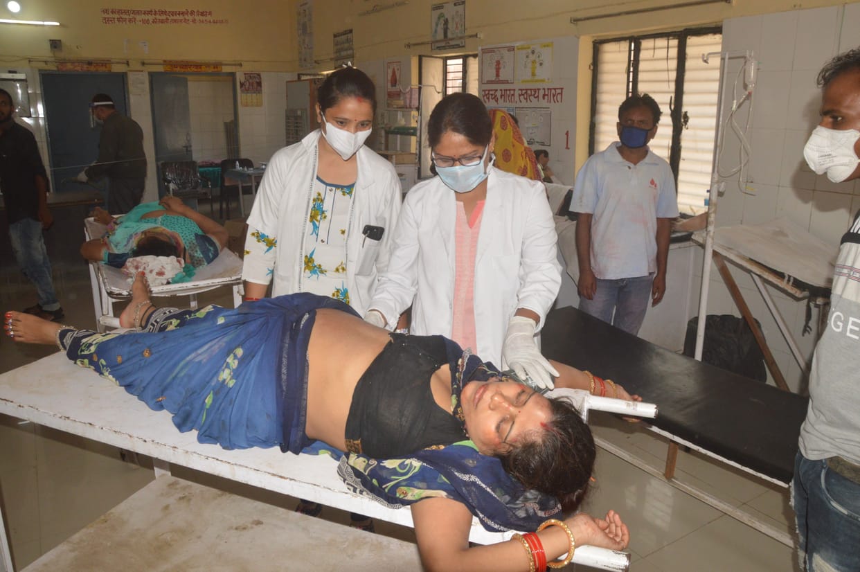 Hathras: Son-in-law coming to see the hospital falls from his mother-in-law's bike, dies