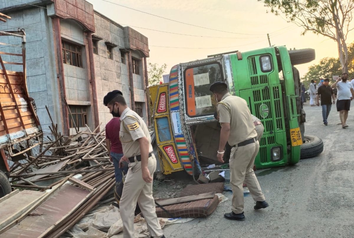 Truck full of Iron rods and pipes overturned on the road, six seriously injured