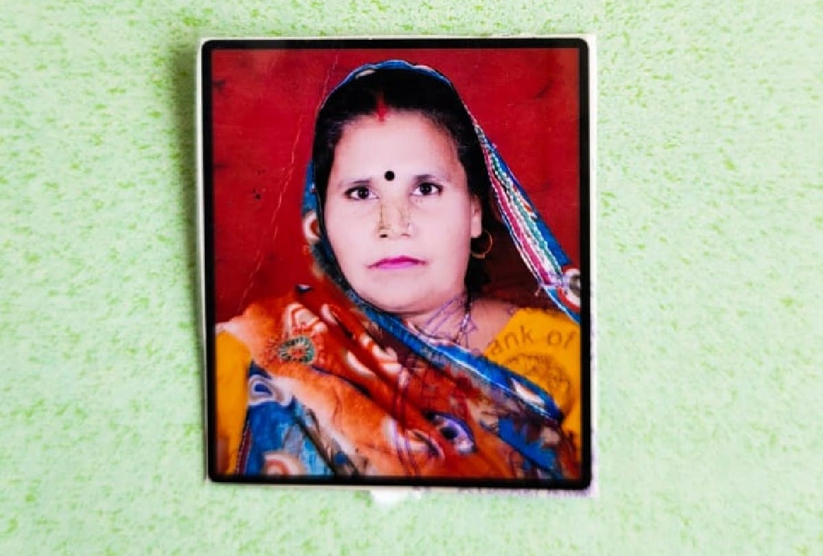 woman dies after falling on the road from moving bike in mainpuri