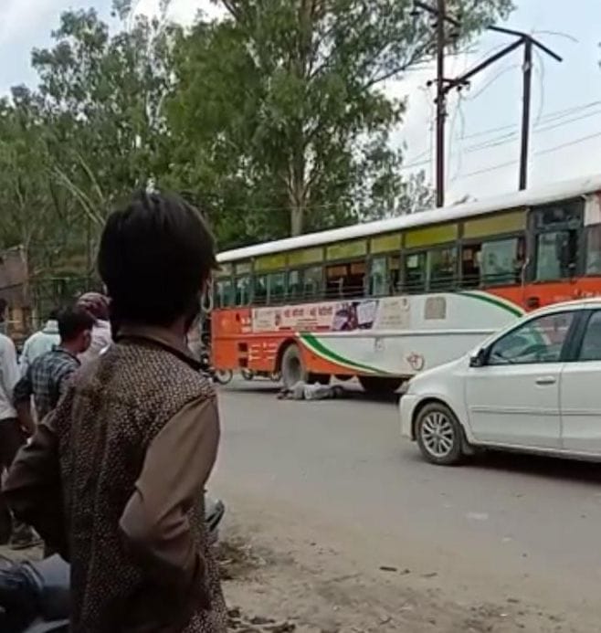 kisaan ko bus ne kuchla