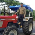 अपने ट्रैक्टर के साथ खड़े धोनी