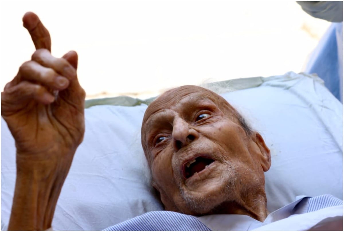 dm gautam budh nagar tweets 94 year old discharged after covid negative report  