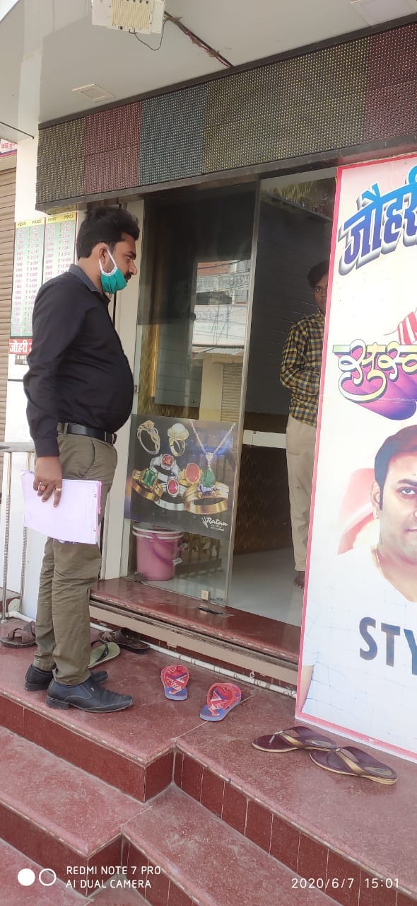 BJP leader gets involved with labor enforcement officer on issuing notice