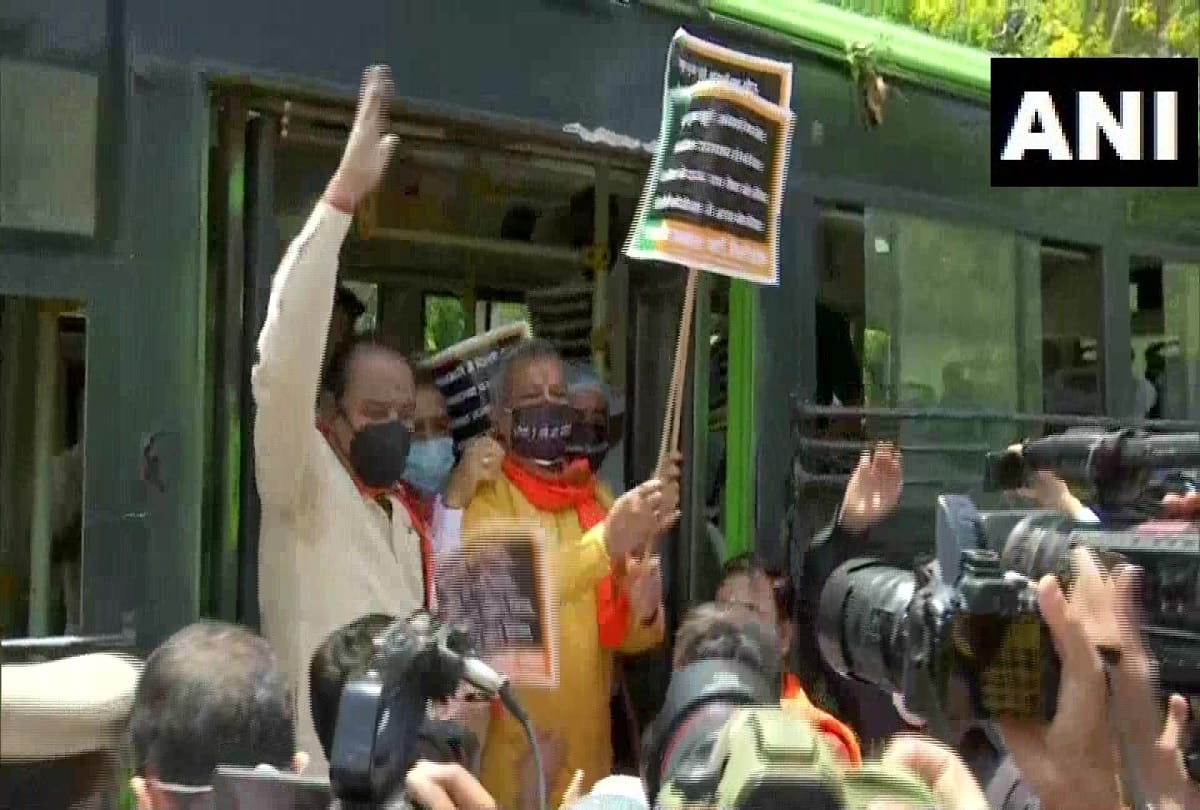 Adesh Kumar Gupta Delhi BJP Chief and other party leaders detained by police for holding protest