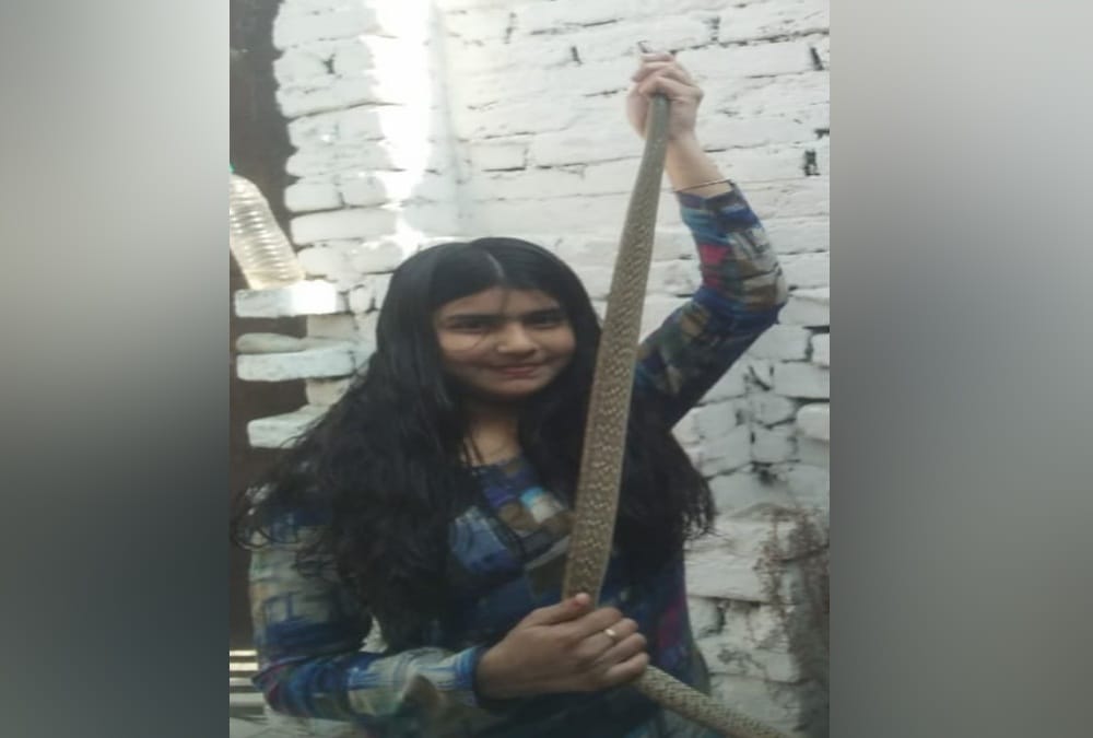 Father And Daughter Unique Hobby, Both Play with poisonous Snake and caught them in Uttarakhand