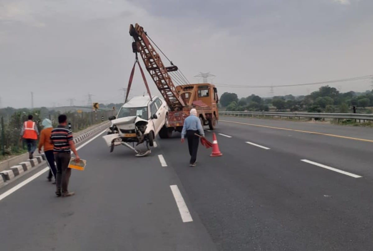 Car collided with divider on Agra-Lucknow Expressway in firozabad