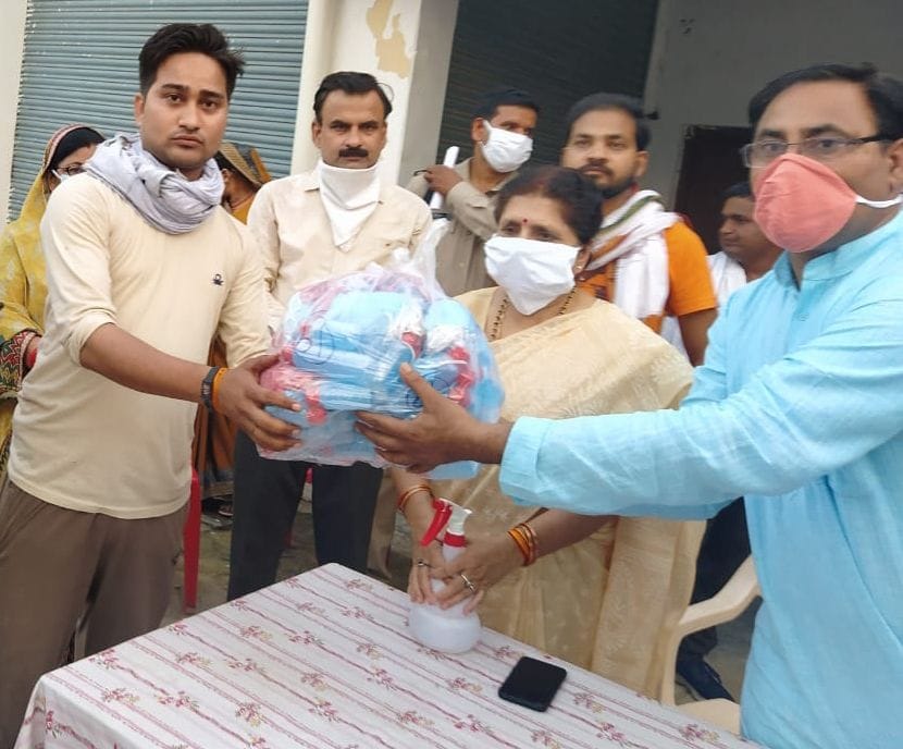 mask and sainitizer distributed in kannauj by bjp