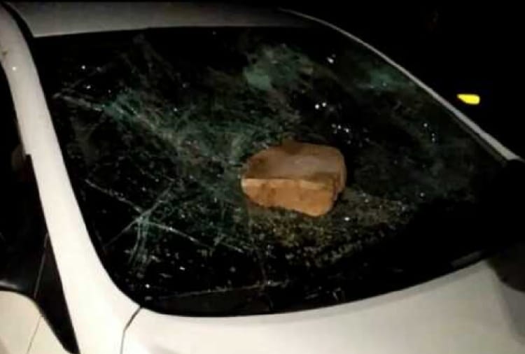 Due to rivalry, the attackers smashed the vehicles with stones, four arrested