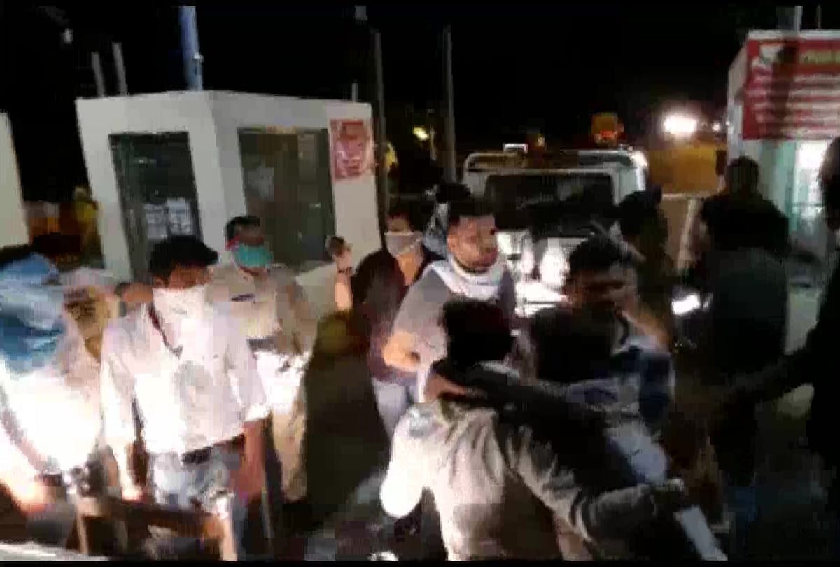 Andhra Pradesh A clash broke out between YSRCP and TDP workers at Tadipatri Anantapur