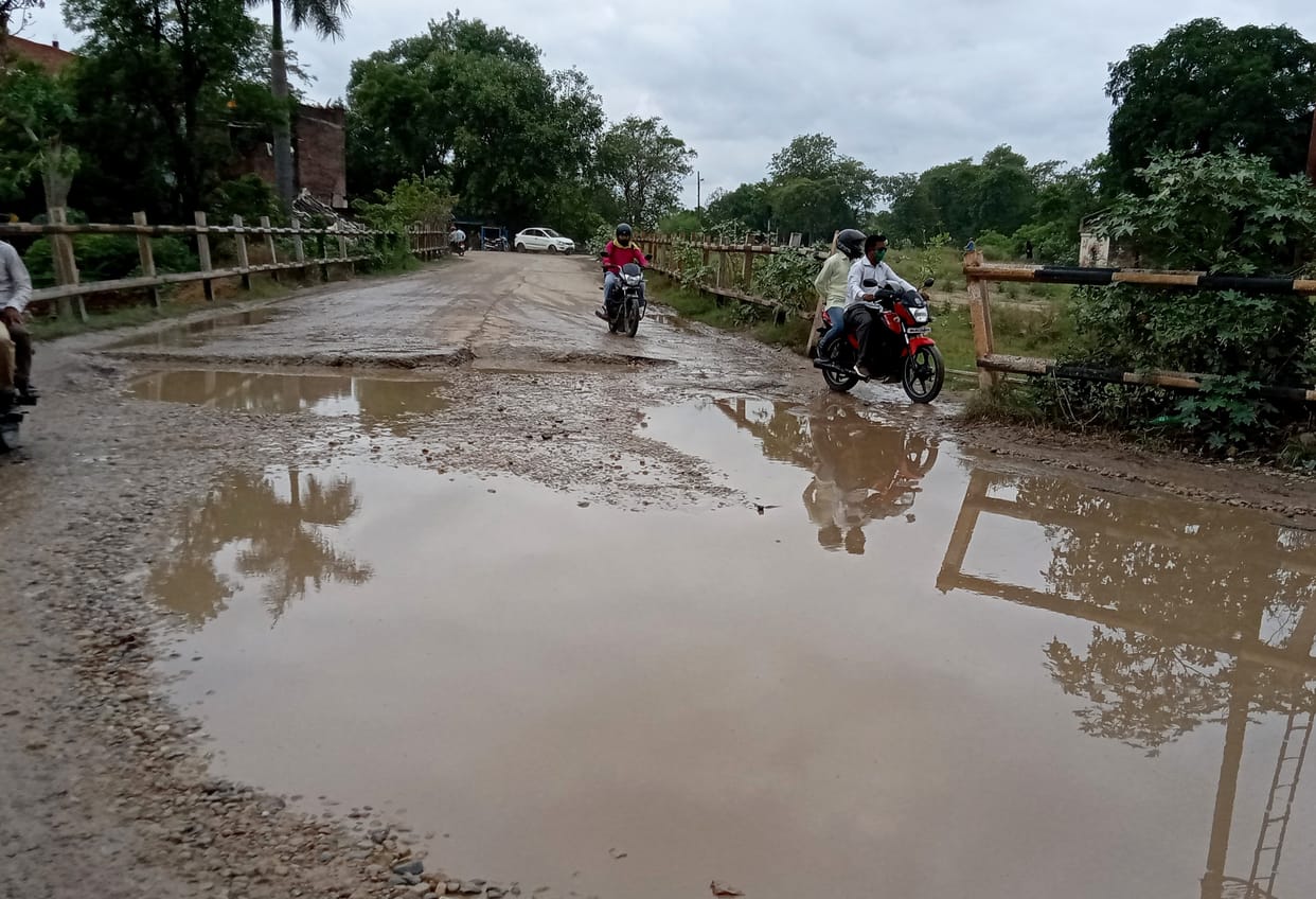 Fear of accident causes people to pass through railway crossing