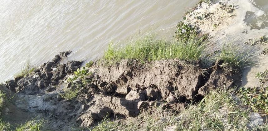 the soil cut by water due to increase the water label of ganga, farmers warried
