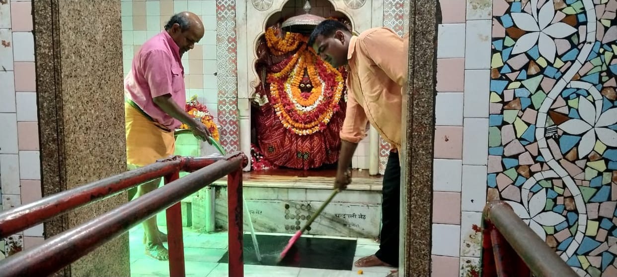 Religious places will open in Jaunpur from tomorrow, only five people enter at one time