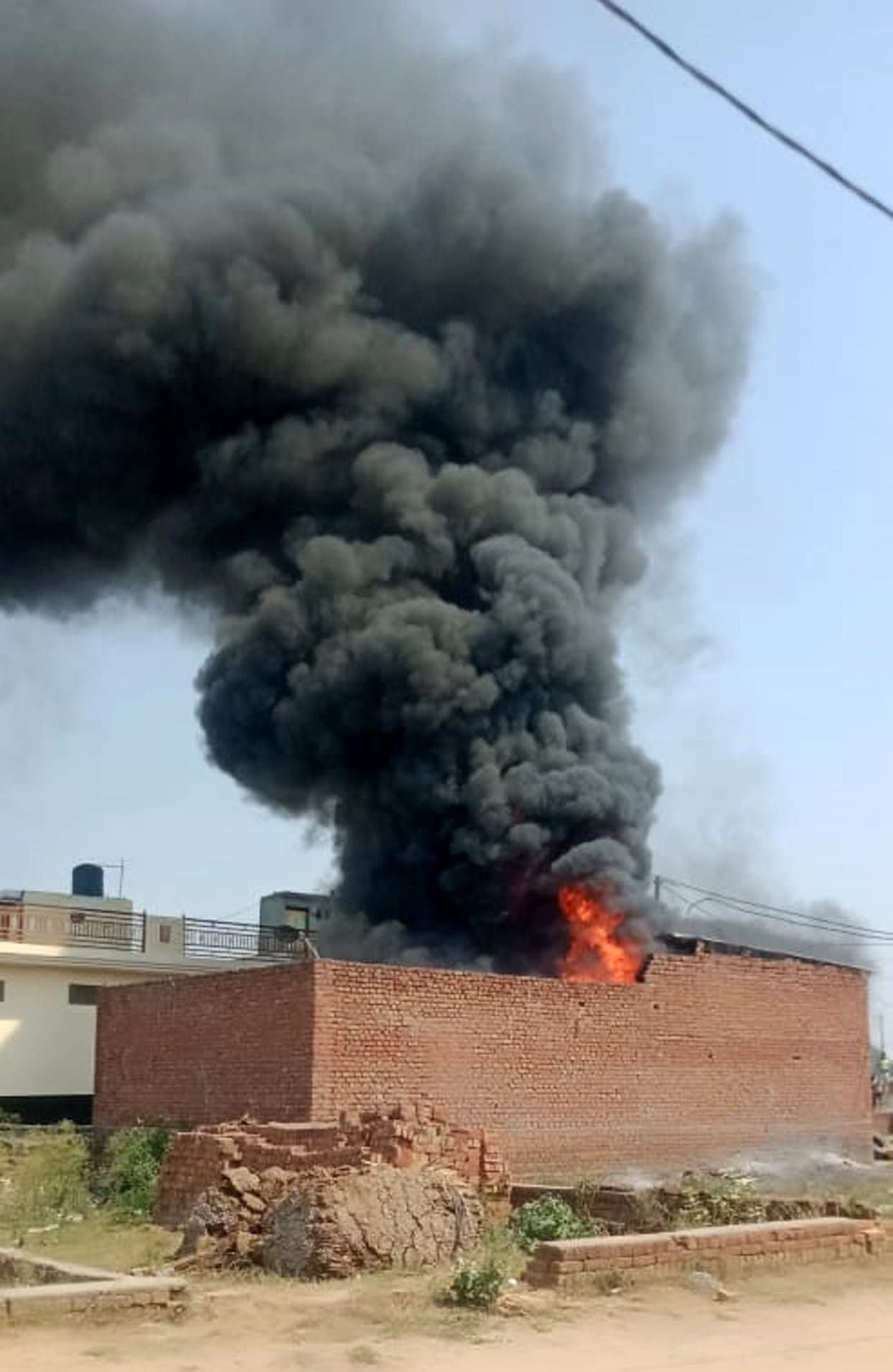 Aligarh: Fire in tire factory near fireworks warehouse,  panic.