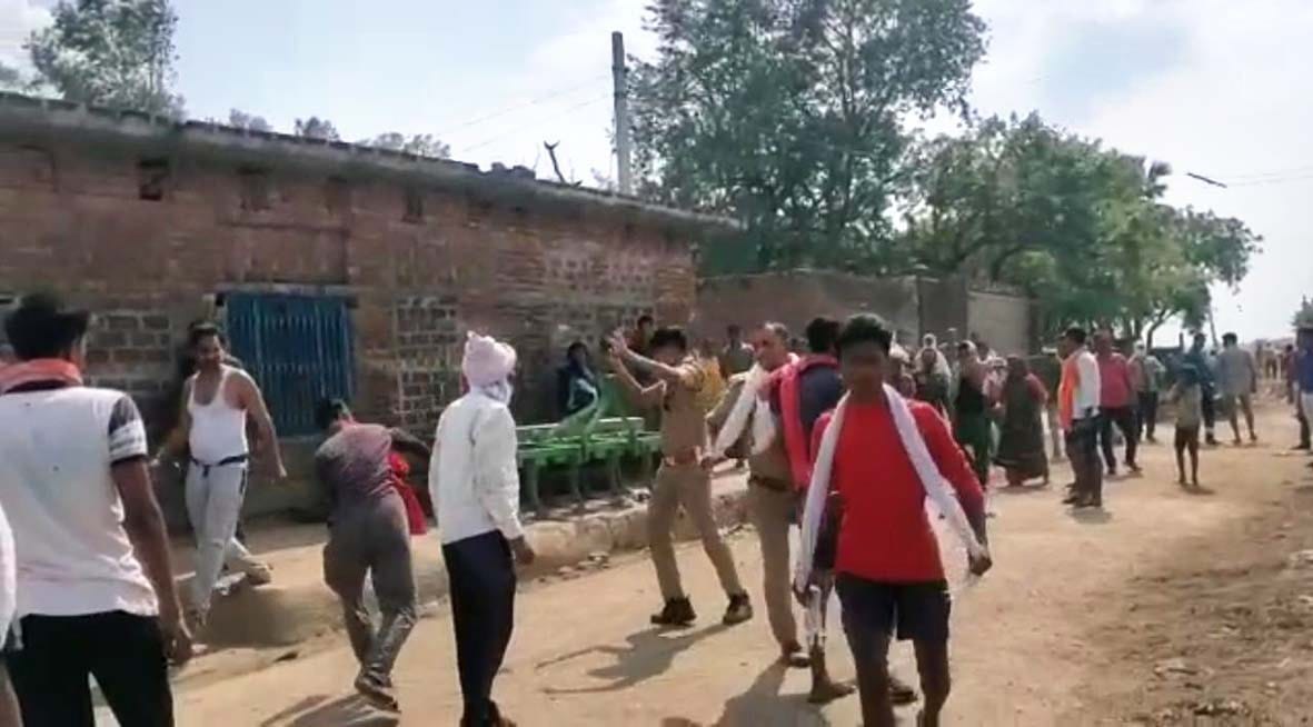 Two sides clashed in the presence of police, stone pelting, constable injured