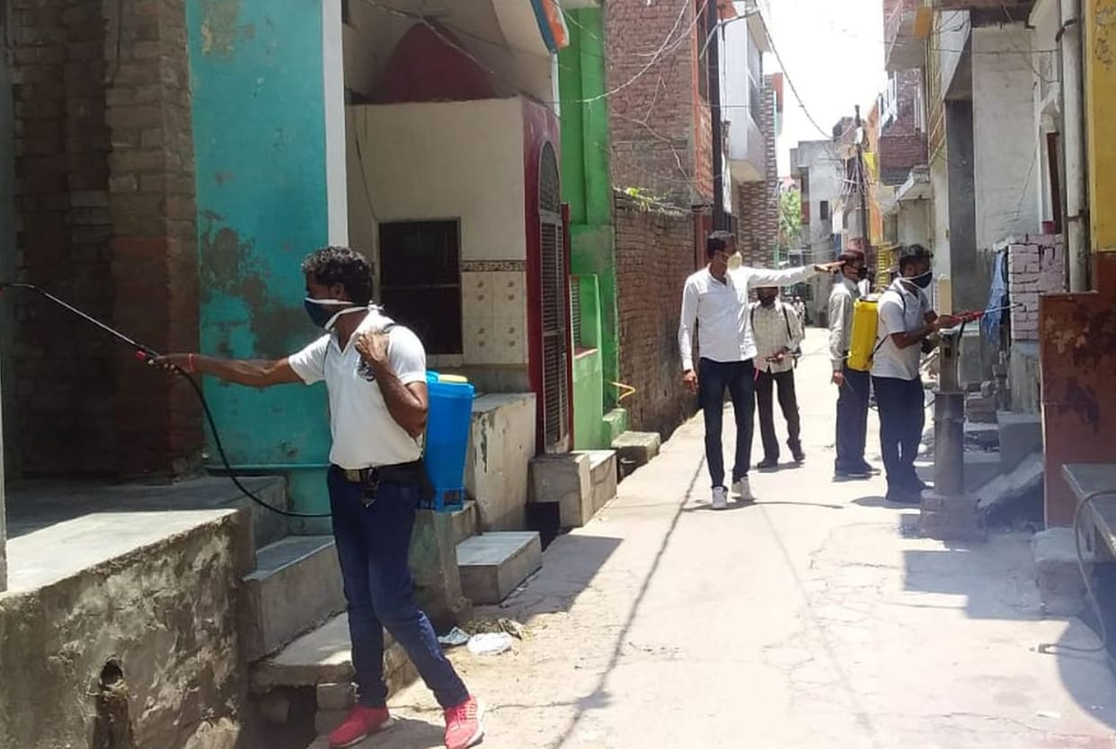 sainitization done in farrukhabad by yuva congress
