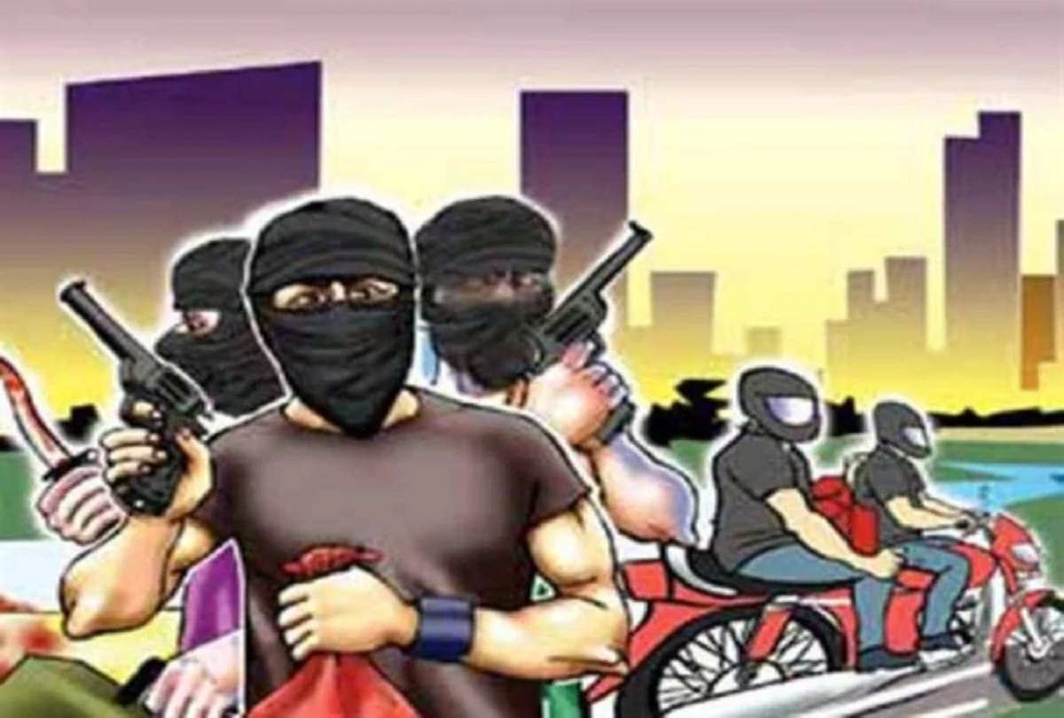 miscreants robbed mobile phones worth seven crores on delhi highway in mathura