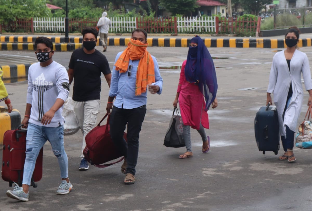 shramik special train arrived in gorakhpur junction with migrant people