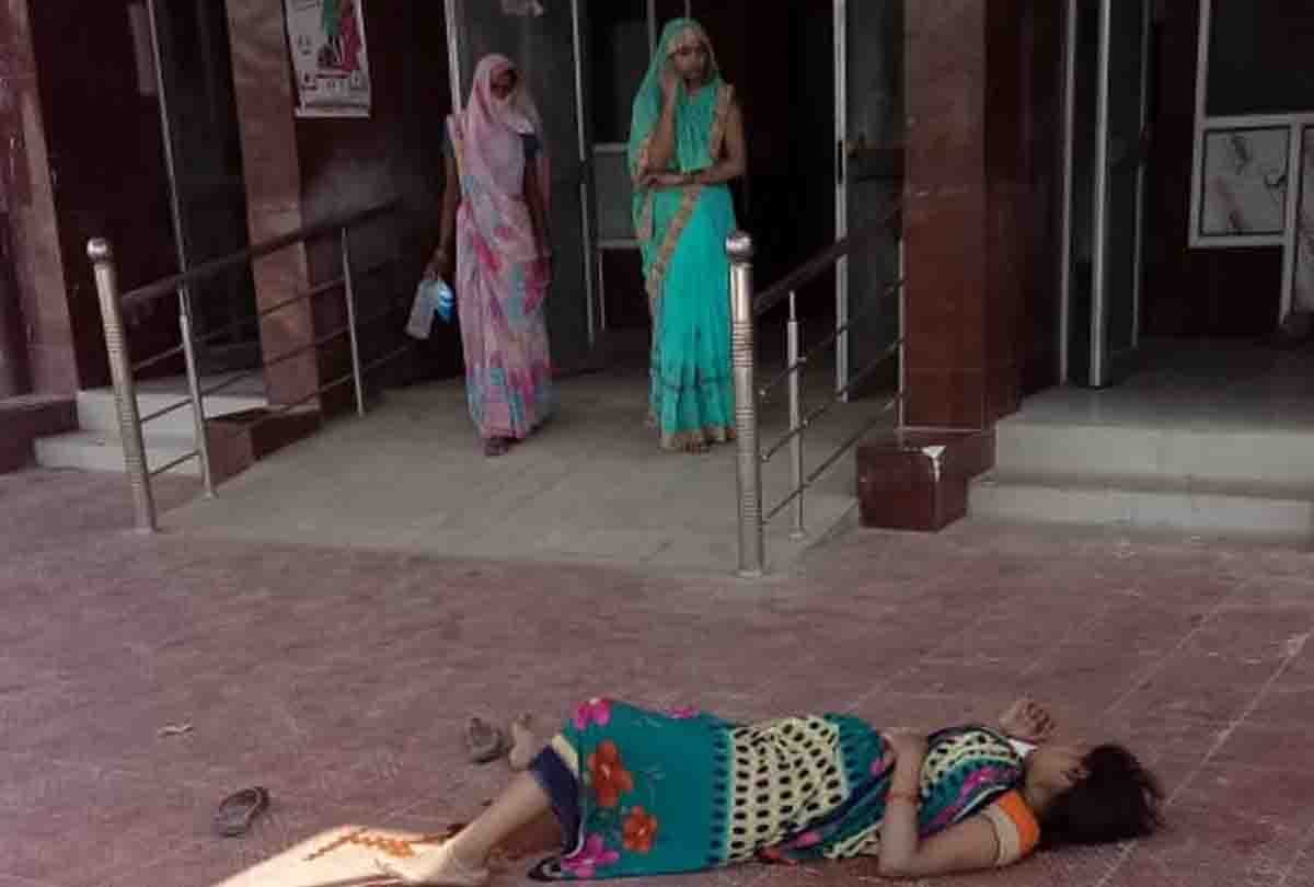 Stretcher not found in hospital, woman delivered new born baby on floor