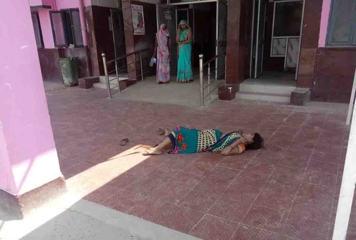 Stretcher not found in hospital, woman delivered new born baby on floor