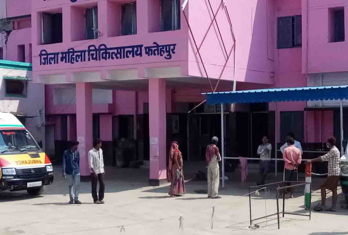 Stretcher not found in hospital, woman delivered new born baby on floor