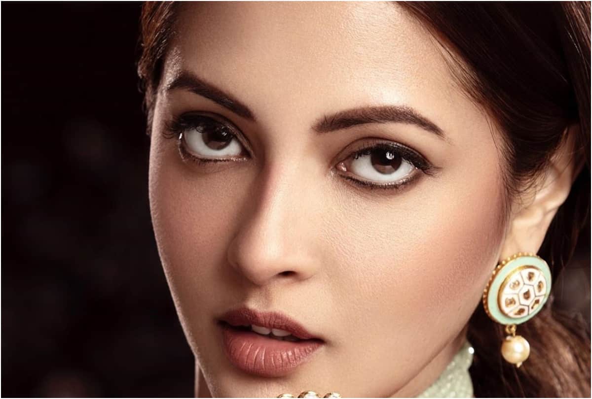 sizzling beauty riya sen shares bold pictures in social media