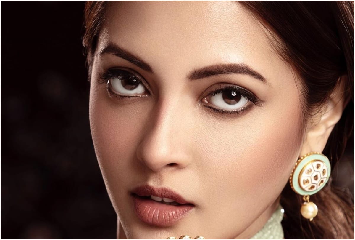 sizzling beauty riya sen shares bold pictures in social media