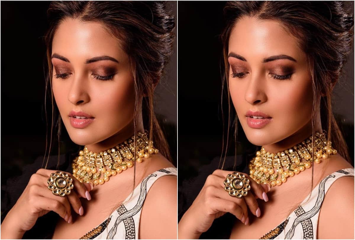 sizzling beauty riya sen shares bold pictures in social media