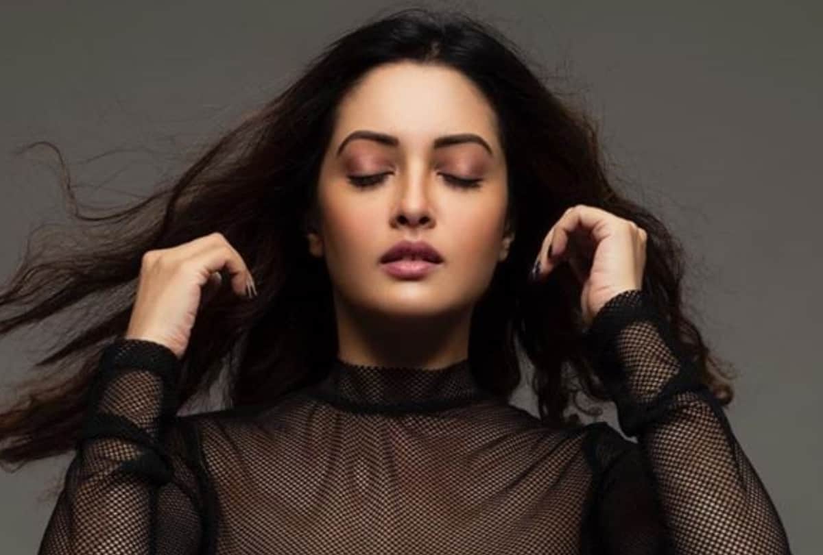 sizzling beauty riya sen shares bold pictures in social media