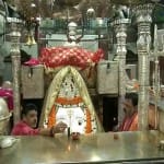 कालका जी मंदिर में पूजा करते श्रद्धालु