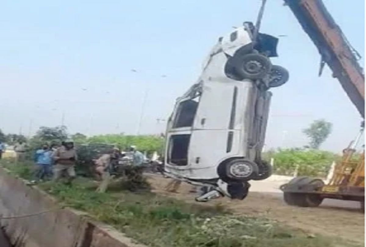 Disbalance Car jumped in to the siwer, Four Died