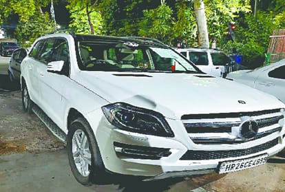 bike colloides with devider, two died in delhi