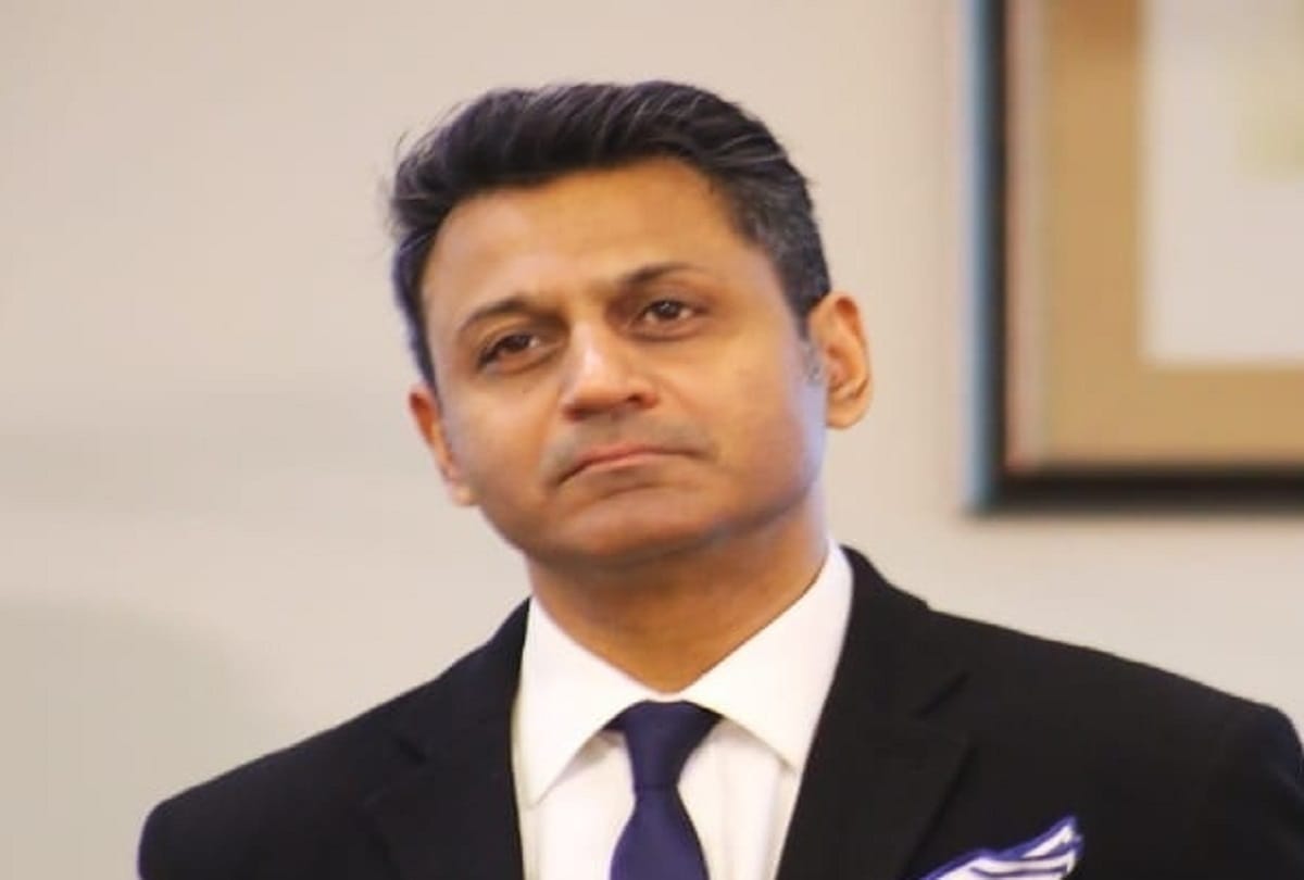 Editor of Pakistani newspaper 'Dawn' questions his government by giving UP example