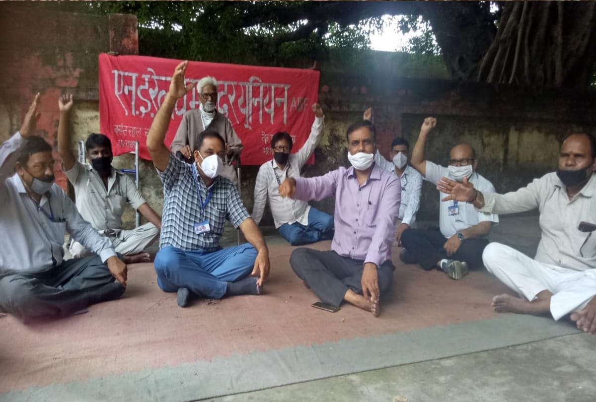 NRMU general secretary KL Gupt protest in NE Railway Central office   gorakhpur