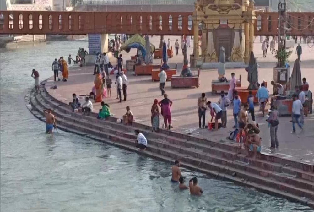 Unlock-1 In Uttarakhand: Devotees took holy bath in ganga har ki pauri, see ganga arti with social distancing